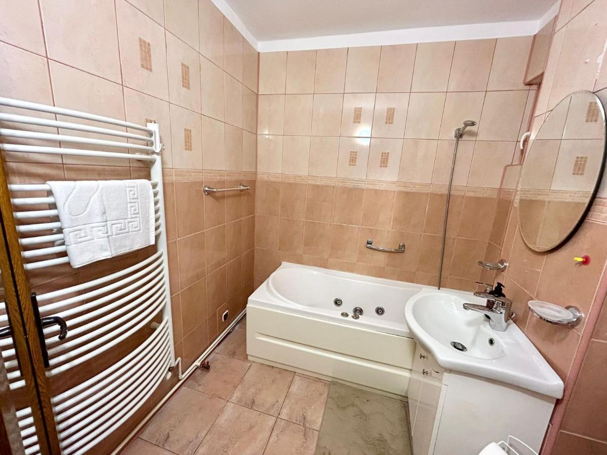 Jad - Familiy 4 Rooms Apartment - Near Forest And Historic Center - Racadau Brassó Kültér fotó