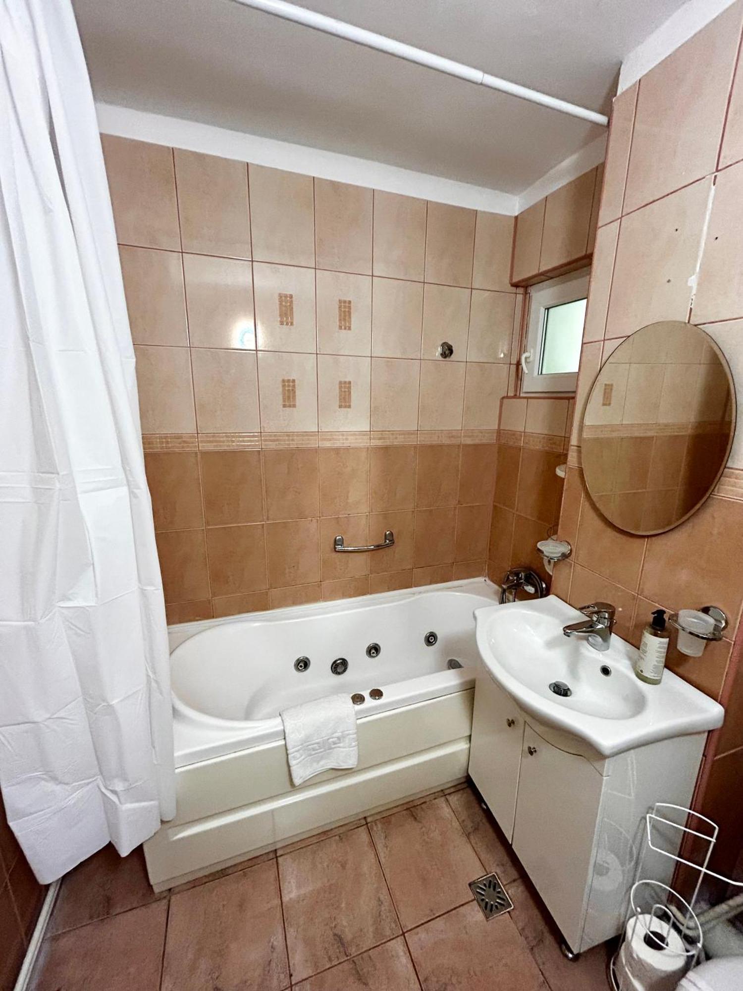 Jad - Familiy 4 Rooms Apartment - Near Forest And Historic Center - Racadau Brassó Kültér fotó